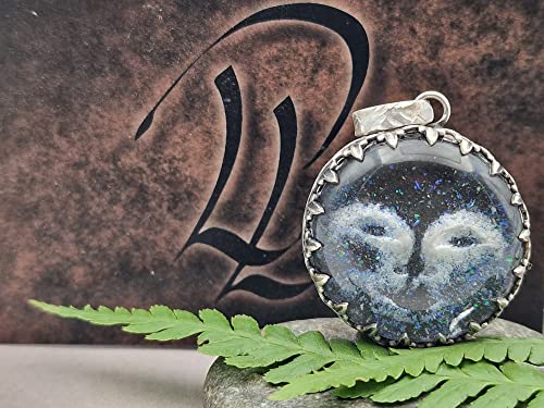 LeoLars-PABE 925er Silber Anhänger Moonchild with Stars, Bergkristall Carving mit Opalstaub, Galeriefassung, Unikat, Handarbeit