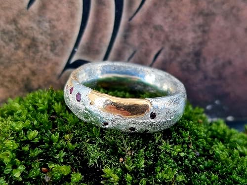 LeoLars-PABE Design Sandguss Ring mit eingegossenen Rubinen und 585er Gold Element aus 925er Silber, Gr. 61 (19,2), massiv, Sandguss typische Oberfläche, Unikat, Handarbeit