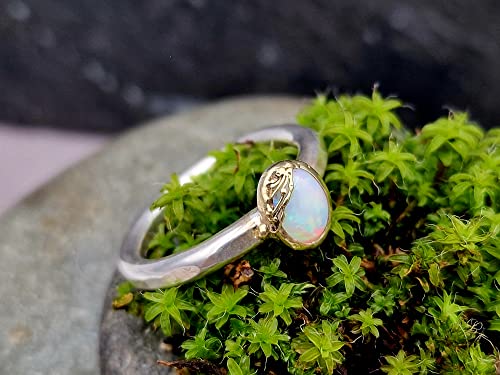 LeoLars-PABE Weißer Opal Design Ring, Gr. 58-59, aus 925er Silber mit 585er Goldfassung, pastellfarbenes Opalfeuer, gehämmert, verziert, Unikat, Handarbeit