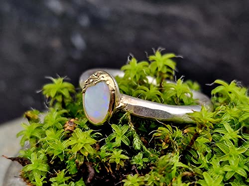 LeoLars-PABE Weißer Opal Design Ring, Gr. 58-59, aus 925er Silber mit 585er Goldfassung, pastellfarbenes Opalfeuer, gehämmert, verziert, Unikat, Handarbeit