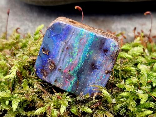 LeoLars-PABE Herrlicher gebohrter Boulder Opal Anhänger mit 60cm Lederband, Multicolor Opalfeuer, bunt, Picture Stone, Opal 26 x 23,3 x 10,1mm, Unikat, Handgeschliffen