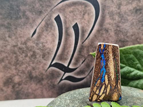 LeoLars-PABE gebohrter Boulder Opal Anhänger blauer Blitz, mit 60 cm Lederband, beidseitig, blaues Opalfeuer, Adern, Opal 25 x 13.6 x 10.3mm, Unikat, Handgeschliffen