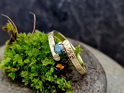 LeoLars-PABE Design Ring, Gr. 59, aus 585er Gelbgold mit 0.25 ct. blauen Diamanten und geprägter Oberfläche, Unikat, Handarbeit