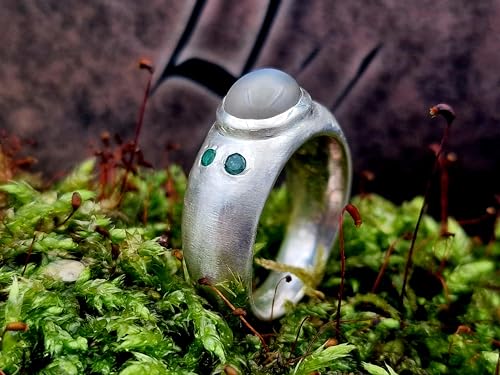 LeoLars-PABE Mondstein Ring mit zwei Smaragden, Gr. 55 (17,5), aus 925er Silber, mattiert, Mondstein mit silber-grau-blauem Schimmer, Unikat, Handarbeit
