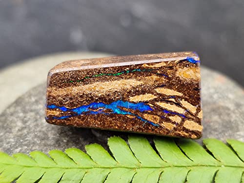 LeoLars-PABE gebohrter Boulder Opal Anhänger blauer Blitz, mit 60 cm Lederband, beidseitig, blaues Opalfeuer, Adern, Opal 25 x 13.6 x 10.3mm, Unikat, Handgeschliffen