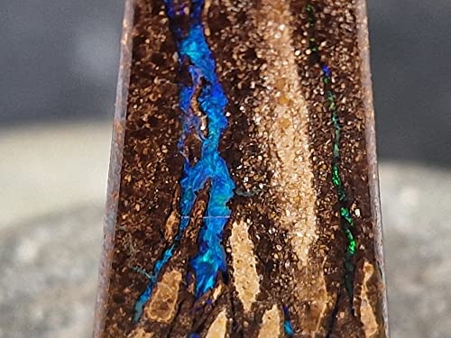 LeoLars-PABE gebohrter Boulder Opal Anhänger blauer Blitz, mit 60 cm Lederband, beidseitig, blaues Opalfeuer, Adern, Opal 25 x 13.6 x 10.3mm, Unikat, Handgeschliffen