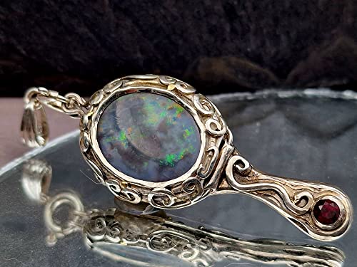 LeoLars-PABE Spiegel Medaillon mit Mintabie Dark Opal und Granat aus 925er Silber, Schneewitchen Spiegel, verspielt, verziert, Unikat, Handarbeit