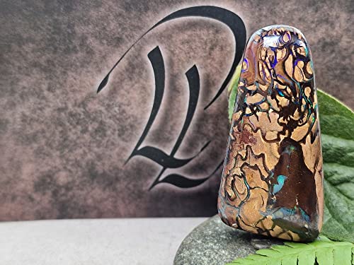 LeoLars-PABE gebohrter Boulder Opal Anhänger mit 60cm Lederband, Matrix, lila und grüne Opaladern und Feuer, Opal 44.1 x 21.5 x 8.2mm, Unikat, Handgeschliffen