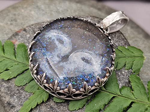 LeoLars-PABE 925er Silber Anhänger Moonchild with Stars, Bergkristall Carving mit Opalstaub, Galeriefassung, Unikat, Handarbeit