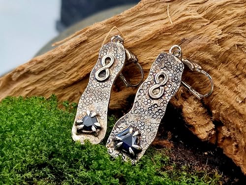 Saphir Ohrhänger mit Unendlichkeitssymbol aus 925er Silber, teilgeschwärzt, mystisch, magisch, mit Brisuren, Unikat, Handarbeit