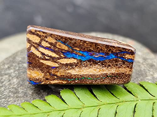 LeoLars-PABE gebohrter Boulder Opal Anhänger blauer Blitz, mit 60 cm Lederband, beidseitig, blaues Opalfeuer, Adern, Opal 25 x 13.6 x 10.3mm, Unikat, Handgeschliffen