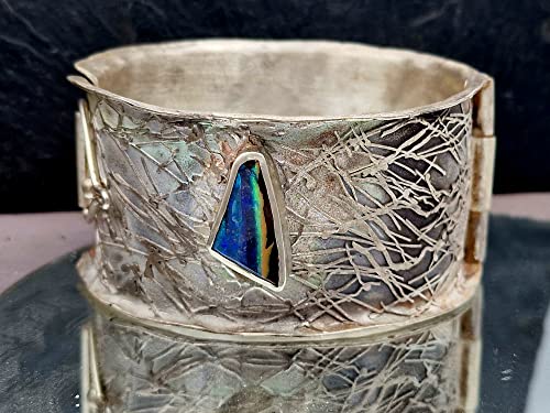LeoLars-PABE Handgeschmiedeter Design Armreif mit Boulder Opal mit bunten Opalfeuer aus 925er Silber, mit Verschluss, Innenmaße 60x70mm, Unikat, Handarbeit