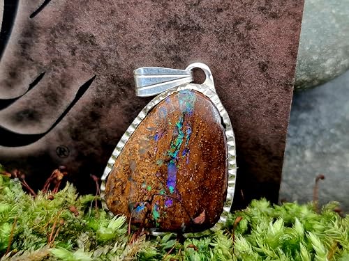 LeoLars-PABE Boulder Opal Design Anhänger aus 925er Silber in Krappenfassung diamantiertt und eismattiert, Opal mit herrlichem grün blauem Opalfeuer, Unikat, Handarbeit