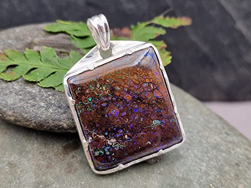 LeoLars-PABE Matrix Boulder Opal Anhänger aus 925er Silber mit grün-blau-lila Pinfire Opalfeuer und Muster, Unikat, Handarbeit