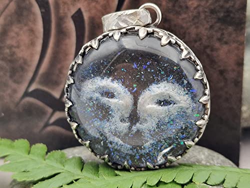 LeoLars-PABE 925er Silber Anhänger Moonchild with Stars, Bergkristall Carving mit Opalstaub, Galeriefassung, Unikat, Handarbeit