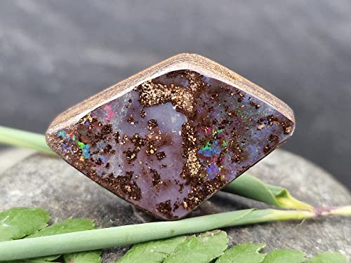 LeoLars-PABE Boulderopal Anhänger gebohrt mit 60cm Lederband, partiell buntes Opalfeuer, Boulder Opal 28.2 x 17.9 x 6.5mm, Unikat, Handgeschliffen