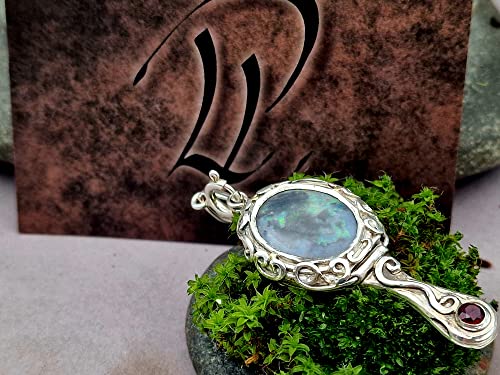 LeoLars-PABE Spiegel Medaillon mit Mintabie Dark Opal und Granat aus 925er Silber, Schneewitchen Spiegel, verspielt, verziert, Unikat, Handarbeit