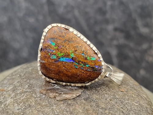LeoLars-PABE Boulder Opal Design Anhänger aus 925er Silber in Krappenfassung diamantiertt und eismattiert, Opal mit herrlichem grün blauem Opalfeuer, Unikat, Handarbeit