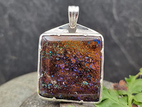 LeoLars-PABE Matrix Boulder Opal Anhänger aus 925er Silber mit grün-blau-lila Pinfire Opalfeuer und Muster, Unikat, Handarbeit