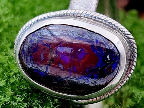 LeoLars-PABE Design Ring mit Boulder Opal, Gr. 58-59, aus 925er Silber, eismattiert, Opal mit Muster und lila-blauem Opalfeuer, 14,3x9mm, Unikat, Handarbeit