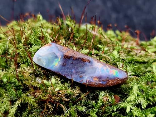 LeoLars-PABE Boulder Opal Anhänger mit 60 cm Lederband mit partiell regenbogenfarbenen Opalfeuer, Opal 28x8,5x6,8mm, Unikat, Handgeschliffen