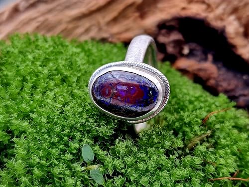 LeoLars-PABE Design Ring mit Boulder Opal, Gr. 58-59, aus 925er Silber, eismattiert, Opal mit Muster und lila-blauem Opalfeuer, 14,3x9mm, Unikat, Handarbeit