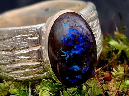 LeoLars-PABE Matrix Boulder Opal Design Ring, Gr.56 (17,8), aus 925er Silber mit Gras Oberflächen Struktur, Opal intensiv blau-lila Opalfeuer, Unikat, Handarbeit