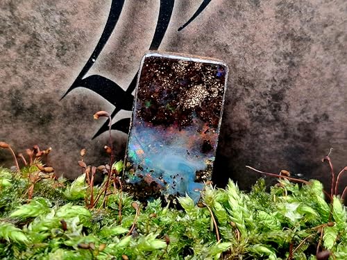LeoLars-PABE Boulder Opal Anhänger gebohrt mit 60cm Lederband, Multicolor Opalfeuer auch aus der Tiefe, Picture Stone, Opal 25 x 14,5 x 8,5mm, Unikat, Handgeschliffen