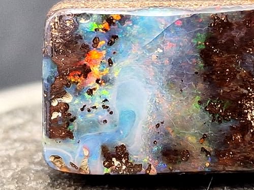 LeoLars-PABE Boulder Opal Anhänger gebohrt mit 60cm Lederband, Multicolor Opalfeuer auch aus der Tiefe, Picture Stone, Opal 25 x 14,5 x 8,5mm, Unikat, Handgeschliffen