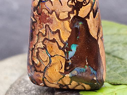 LeoLars-PABE gebohrter Boulder Opal Anhänger mit 60cm Lederband, Matrix, lila und grüne Opaladern und Feuer, Opal 44.1 x 21.5 x 8.2mm, Unikat, Handgeschliffen