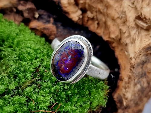 LeoLars-PABE Design Ring mit Boulder Opal, Gr. 58-59, aus 925er Silber, eismattiert, Opal mit Muster und lila-blauem Opalfeuer, 14,3x9mm, Unikat, Handarbeit