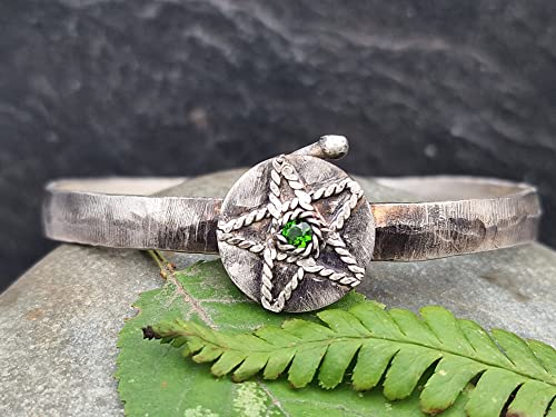 LeoLars-PABE Design Armreif mit Chromdiopsid, aus 925er Silber, mit Verschluss zum Aufklappen, teilgeschwärzt, Umfang 16-17cm, Unikat, Handarbeit