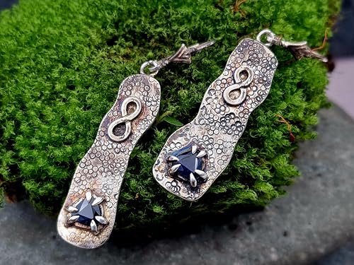 Saphir Ohrhänger mit Unendlichkeitssymbol aus 925er Silber, teilgeschwärzt, mystisch, magisch, mit Brisuren, Unikat, Handarbeit