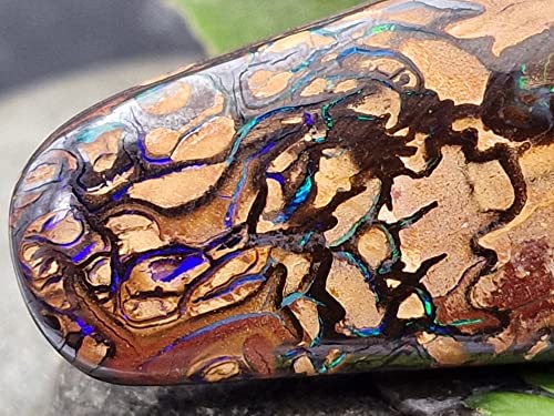 LeoLars-PABE gebohrter Boulder Opal Anhänger mit 60cm Lederband, Matrix, lila und grüne Opaladern und Feuer, Opal 44.1 x 21.5 x 8.2mm, Unikat, Handgeschliffen