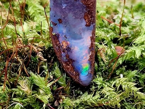 LeoLars-PABE Boulder Opal Anhänger mit 60 cm Lederband mit partiell regenbogenfarbenen Opalfeuer, Opal 28x8,5x6,8mm, Unikat, Handgeschliffen