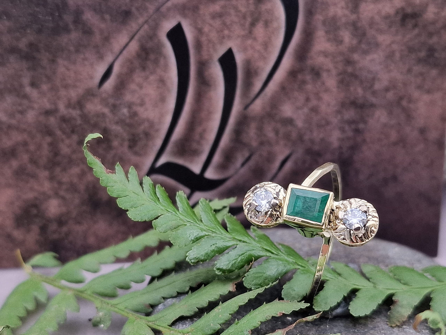 LeoLars-PABE Smaragd Design Ring, Gr. 56 (18), aus 585er Gelb Gold mit zwei Moissaniten, handgeschmiedet, Unikat, Handarbeit