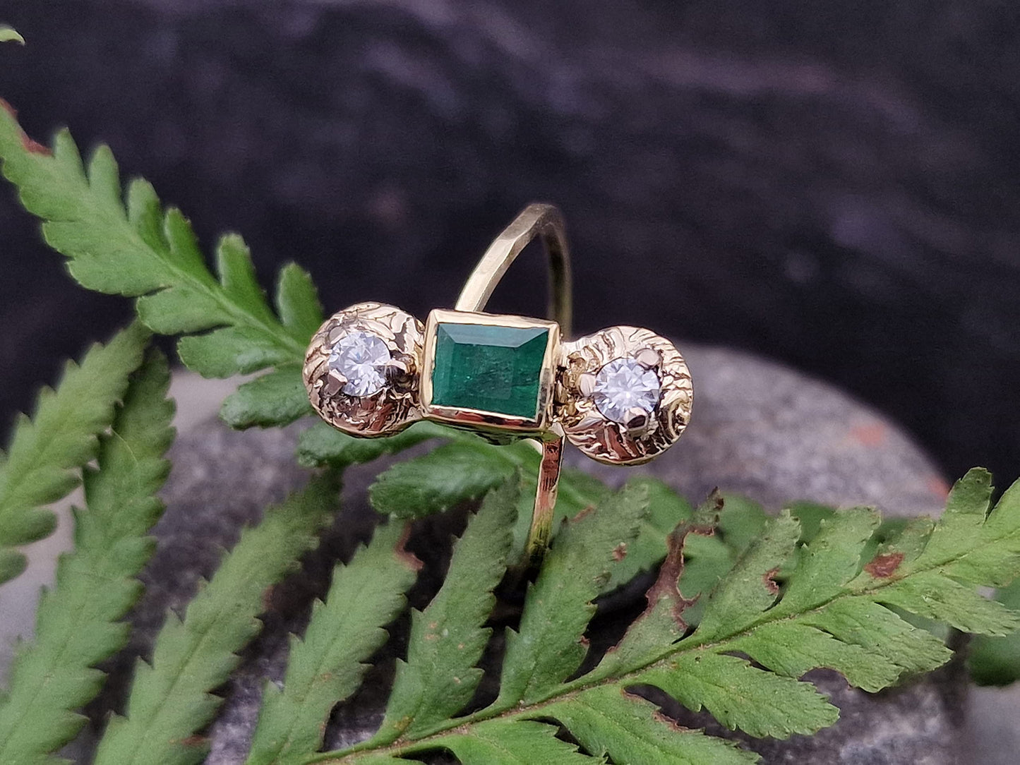 LeoLars-PABE Smaragd Design Ring, Gr. 56 (18), aus 585er Gelb Gold mit zwei Moissaniten, handgeschmiedet, Unikat, Handarbeit