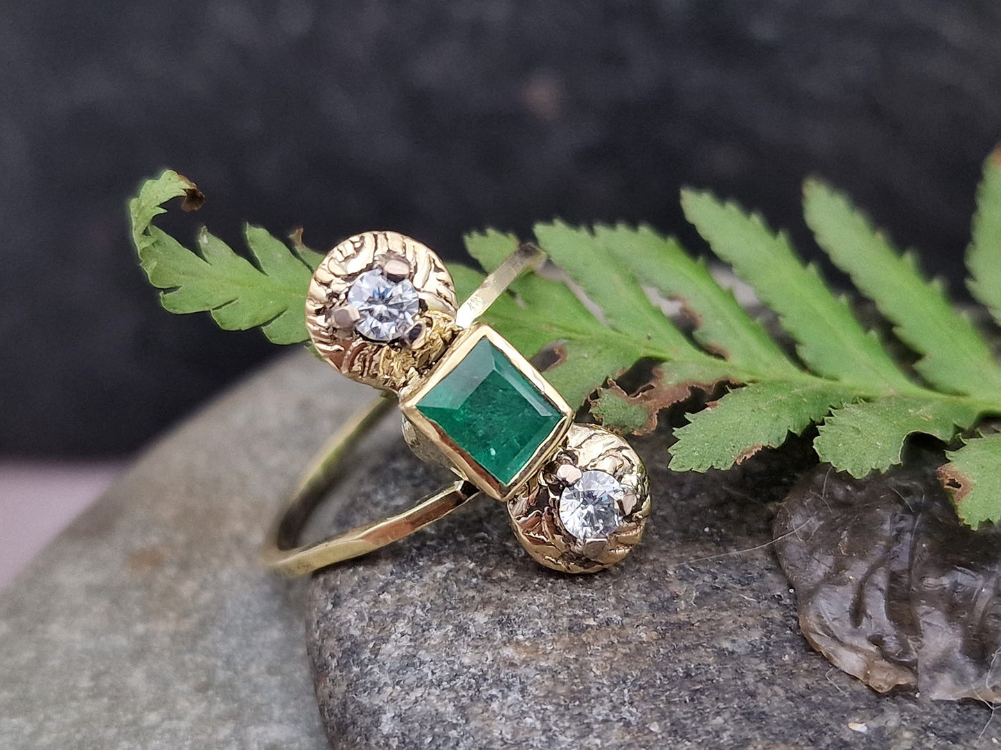LeoLars-PABE Smaragd Design Ring, Gr. 56 (18), aus 585er Gelb Gold mit zwei Moissaniten, handgeschmiedet, Unikat, Handarbeit