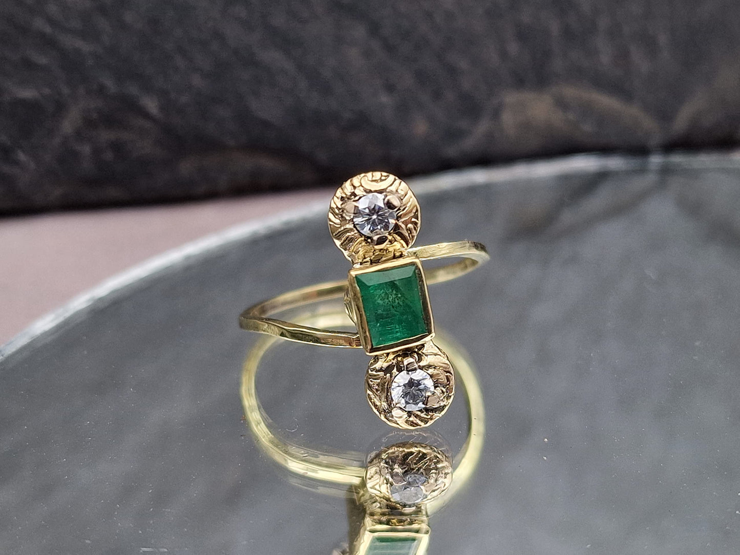 LeoLars-PABE Smaragd Design Ring, Gr. 56 (18), aus 585er Gelb Gold mit zwei Moissaniten, handgeschmiedet, Unikat, Handarbeit