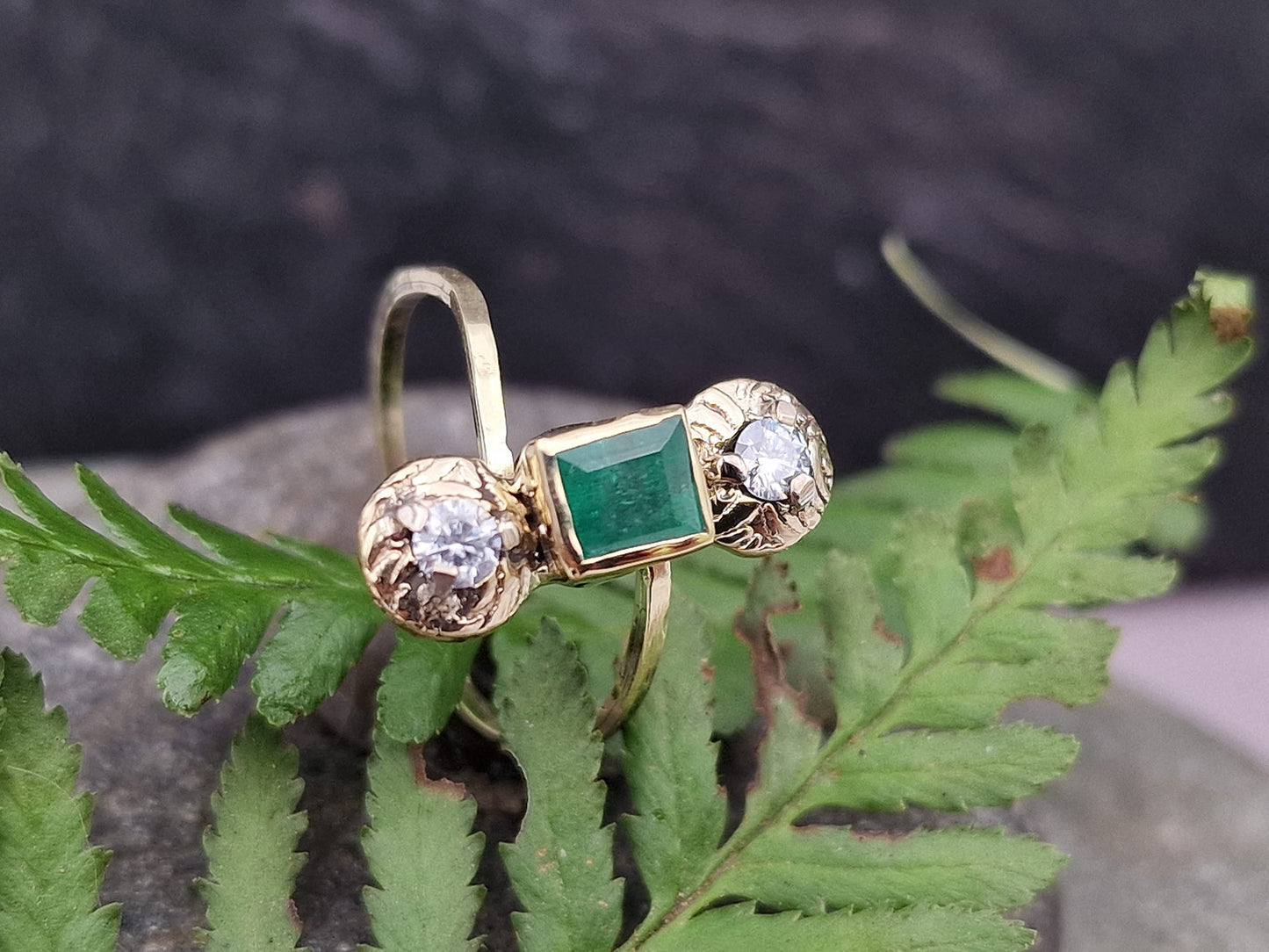 LeoLars-PABE Smaragd Design Ring, Gr. 56 (18), aus 585er Gelb Gold mit zwei Moissaniten, handgeschmiedet, Unikat, Handarbeit