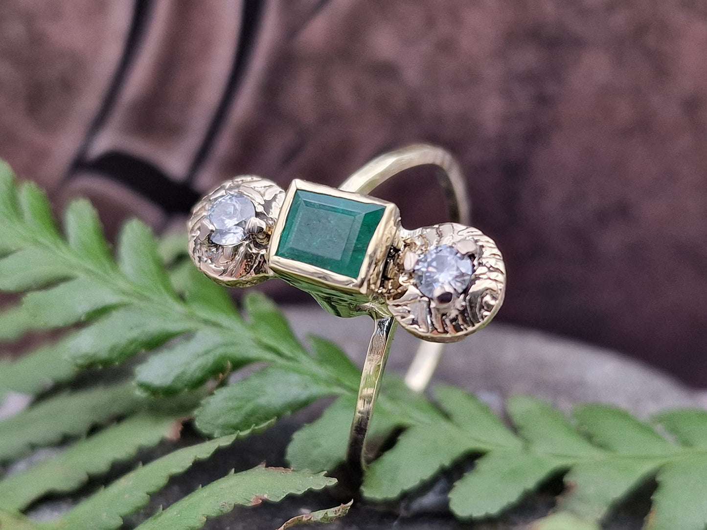LeoLars-PABE Smaragd Design Ring, Gr. 56 (18), aus 585er Gelb Gold mit zwei Moissaniten, handgeschmiedet, Unikat, Handarbeit