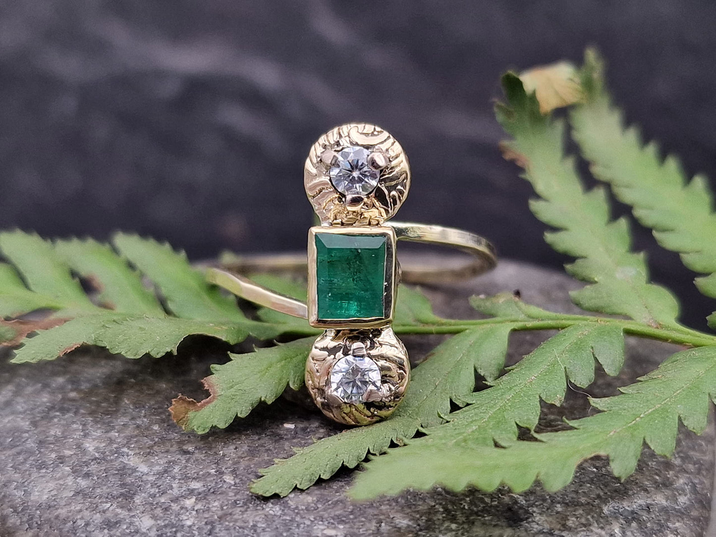 LeoLars-PABE Smaragd Design Ring, Gr. 56 (18), aus 585er Gelb Gold mit zwei Moissaniten, handgeschmiedet, Unikat, Handarbeit