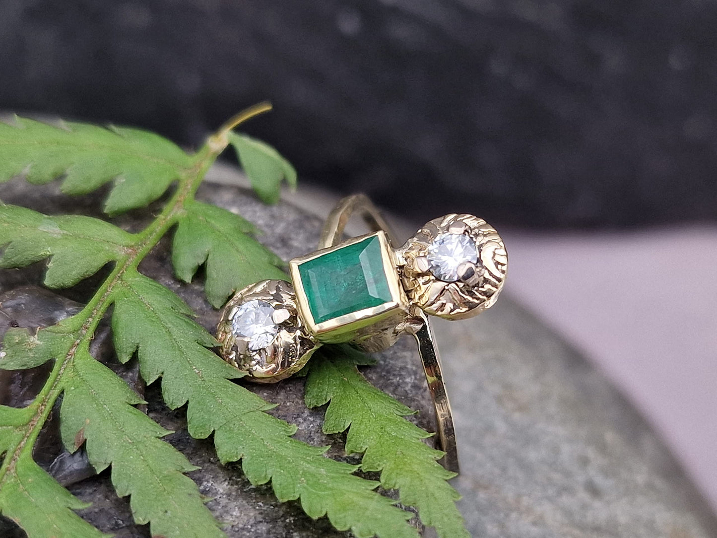 LeoLars-PABE Smaragd Design Ring, Gr. 56 (18), aus 585er Gelb Gold mit zwei Moissaniten, handgeschmiedet, Unikat, Handarbeit