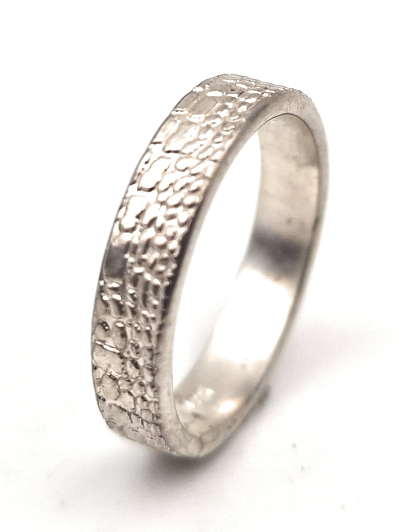 Ring aus 925er Silber, Gr. 53, mit tief geprägtem Schlangenhautmuster, Handarbeit