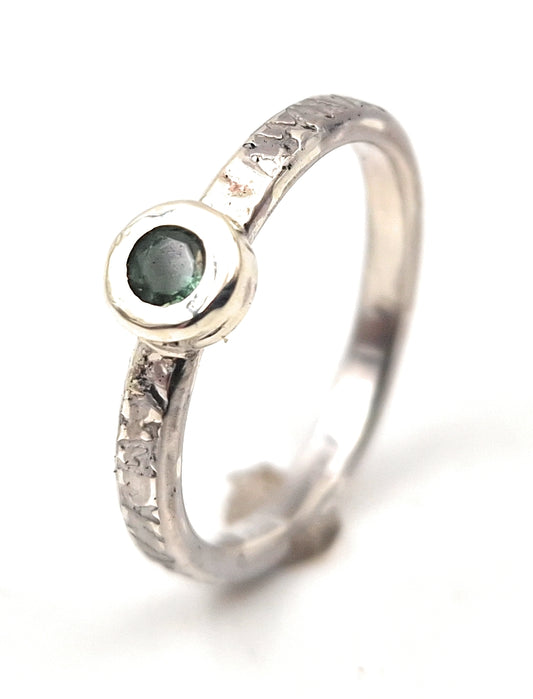 Grüner Turmalin Ring, Gr. 59, aus 925er Silber mit geprägter Ringschiene, Unikat, Handarbeit