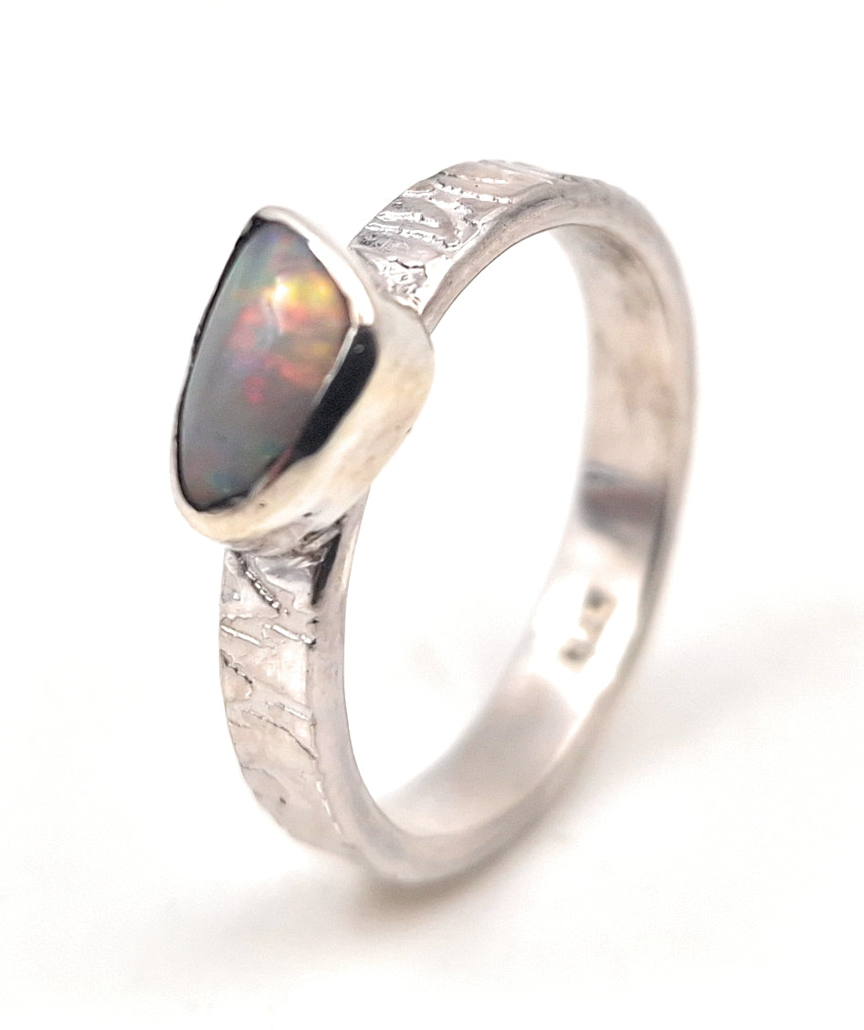 Lightning Ridge Opal Design Ring, Gr.60 (19,2), aus 925er Silber, mehrfarbiges Opalfeuer, geprägte Ringschiene, Unikat, Handarbeit