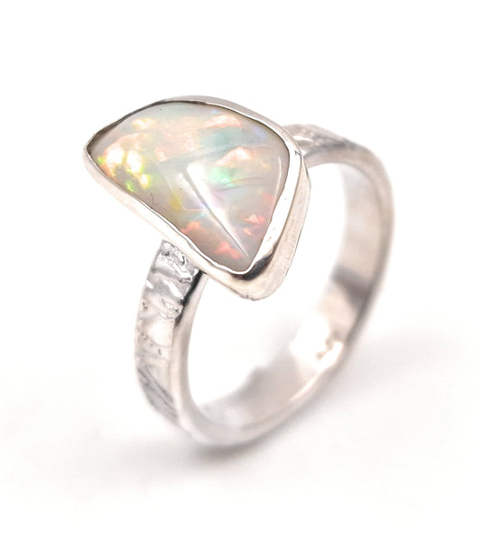 Weißer Opal Design Ring, Gr. 58 (18,5), aus 925er Silber, mehrfarbiges Opalfeuer, geprägte Ringschiene, Unikat, Handarbeit