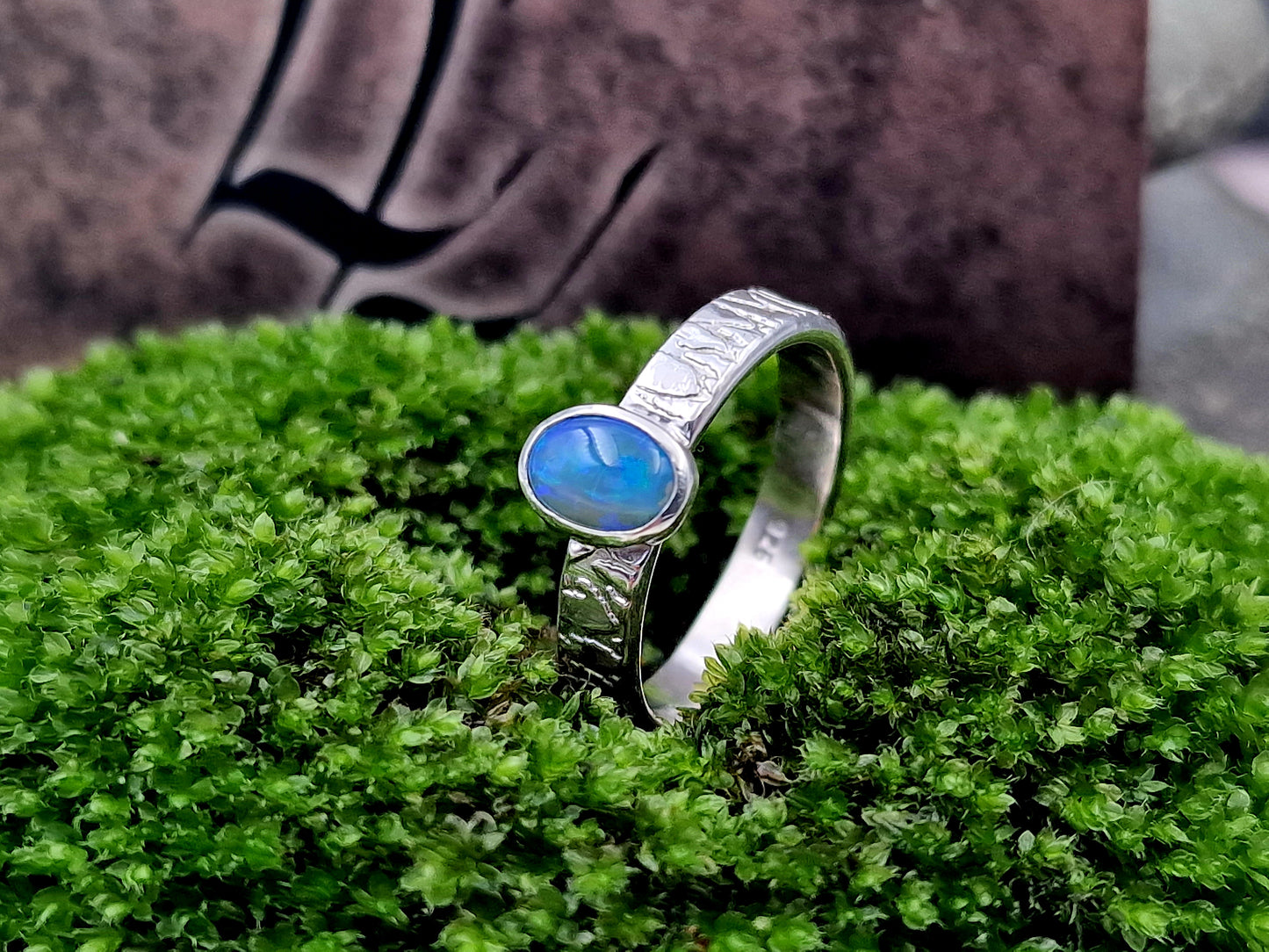Lightning Ridge Opal Design Ring, Gr.59 (18,7), aus 925er Silber, geprägte Ringschiene, grün-blaues Opalfeuer,   Unikat, Handarbeit