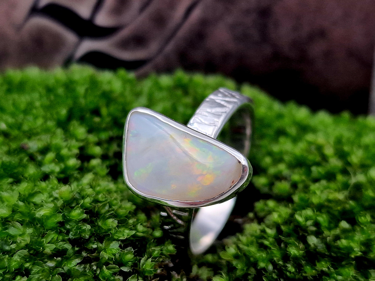Weißer Opal Design Ring, Gr. 58 (18,5), aus 925er Silber, mehrfarbiges Opalfeuer, geprägte Ringschiene, Unikat, Handarbeit
