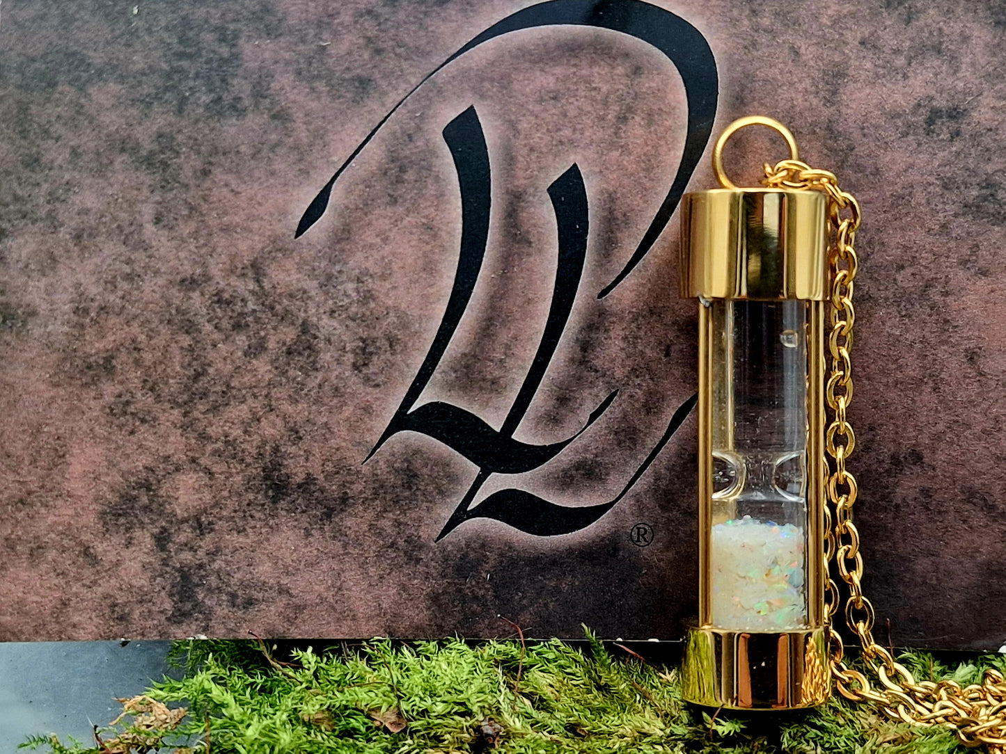 Goldfarbene Edelstahl Sanduhr mit Coober Pedy Opalsplittern, mehrfarbiges Opalfeuer, Nr. 2, goldfarbene Edelstahlkette 60cm